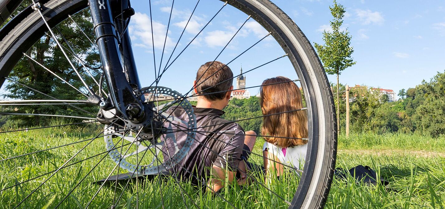 Neckartal-Radweg_Bad Wimpfen Neckartal-Radweg, zwei Radfahrer machen Rast auf einer Wiese am Neckar bei Bad Wimpfen