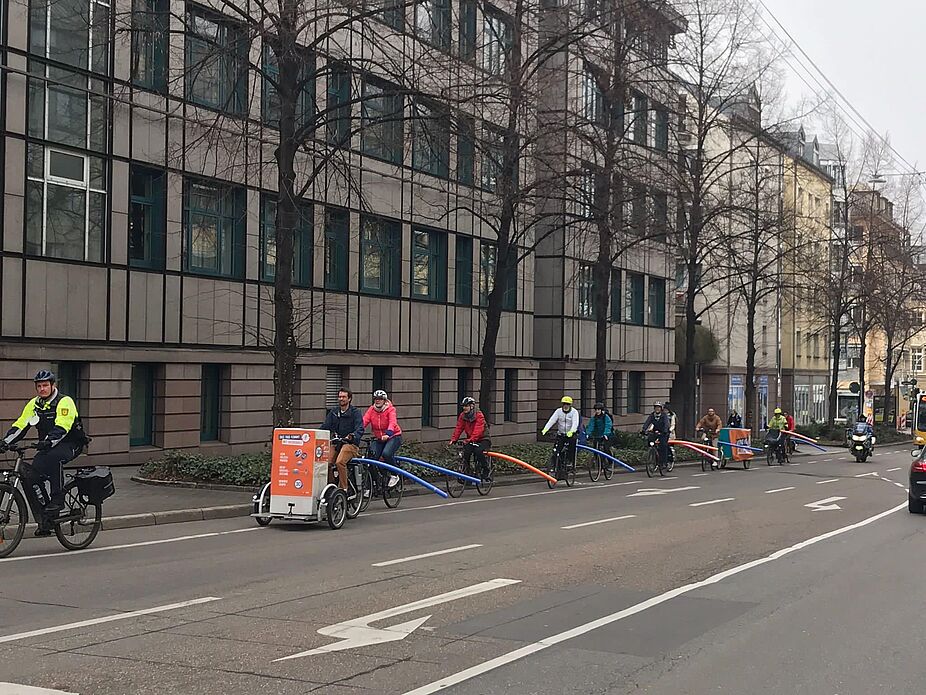 Poolnudel-Demo für sicheren Überholabstand