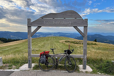Fahrrad vor dem Portal des Belchensteigs