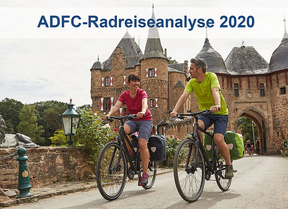 Radreiseanalyse 2020 Mann und Frau fahren vor einer Burg Rad