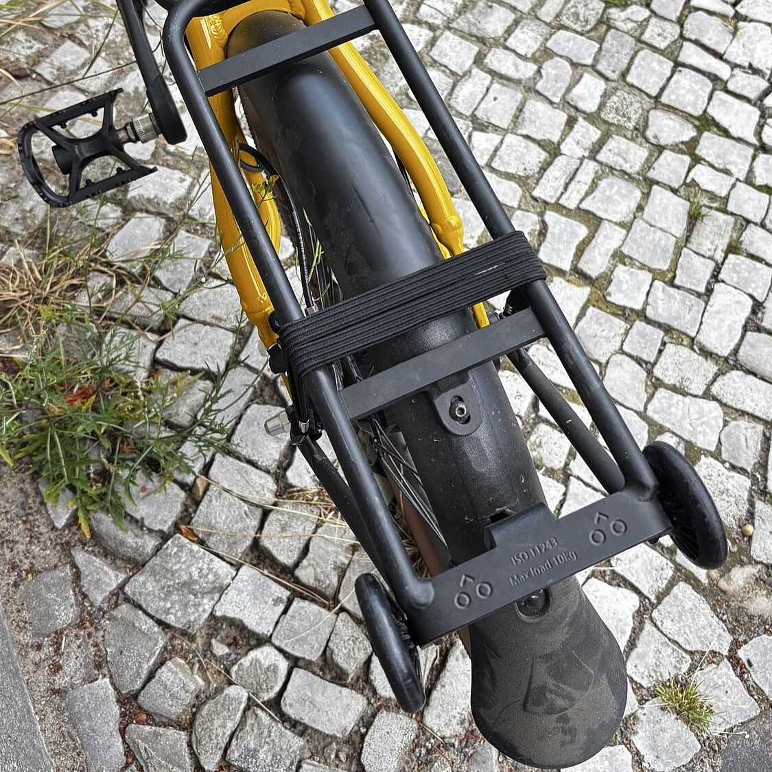 Ein Gepäckträger an einem Faltrad von oben aufgenommen. 