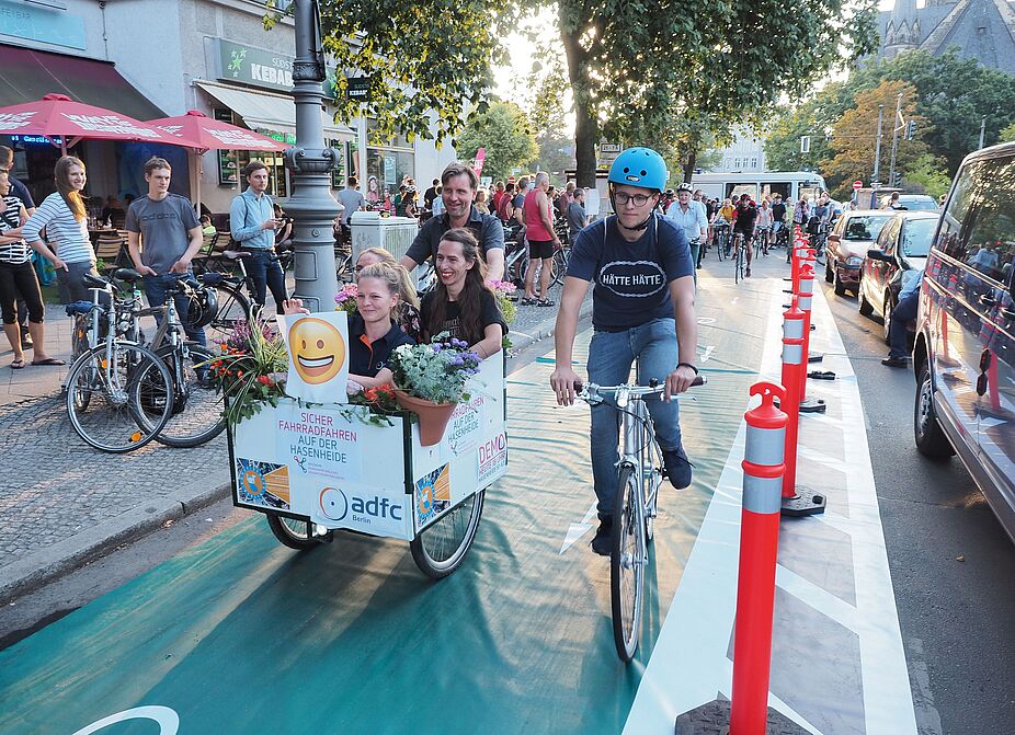 Protected Bikeline ADFC Berlin Pop up Protected Bikelane Hasenheide ADFC Berlin