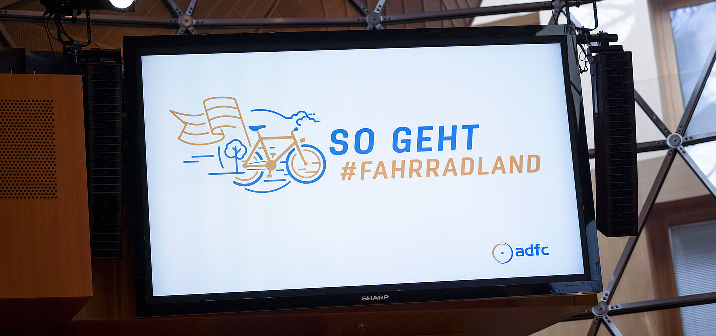 Monitor bei ADFC-Veranstaltung: So geht #Fahrradland Monitor bei ADFC-Veranstaltung: So geht #Fahrradland