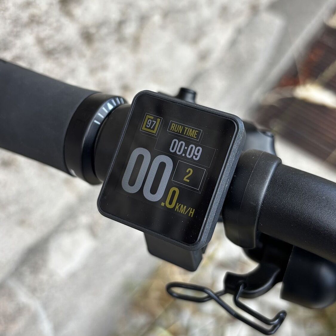 Aufnahme eines Lenkerdisplays eines Elektrorads. 