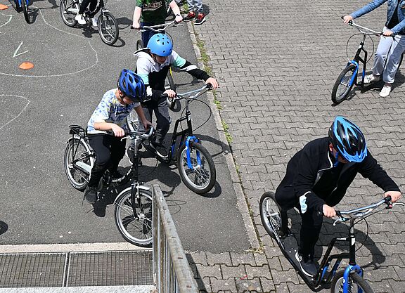 Eine Gruppe von Kindern auf dem Fahrrad.