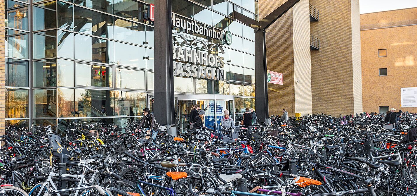 Themenfoto Fahrradparken Fahrradparkplätze an Bahnhöfen