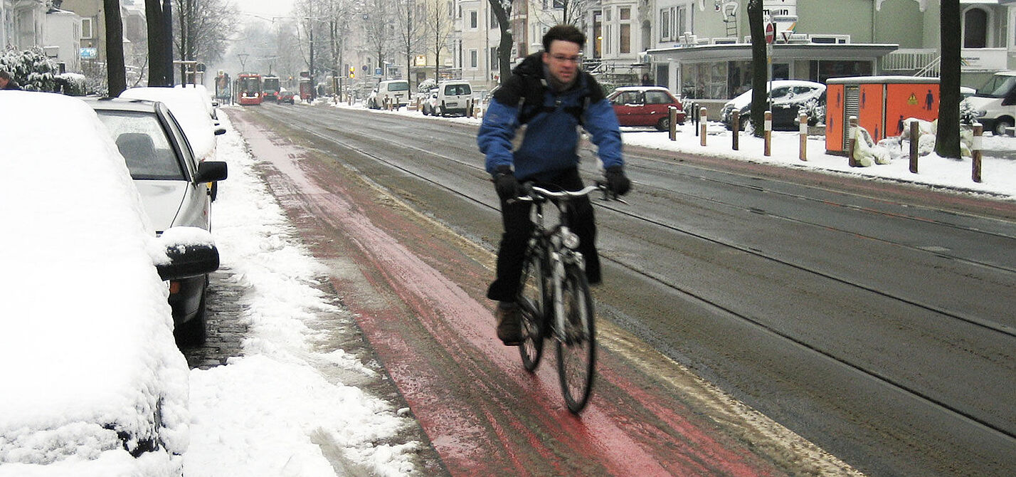 Ein leicht verschneiter Radweg. Ein leicht verschneiter Radweg.